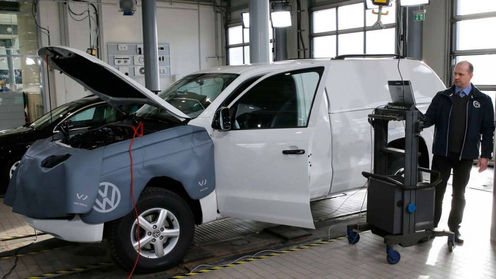 Un técnico realiza a un vehículo de Volkswagen un actualización del programa informático vinculado a las emisiones