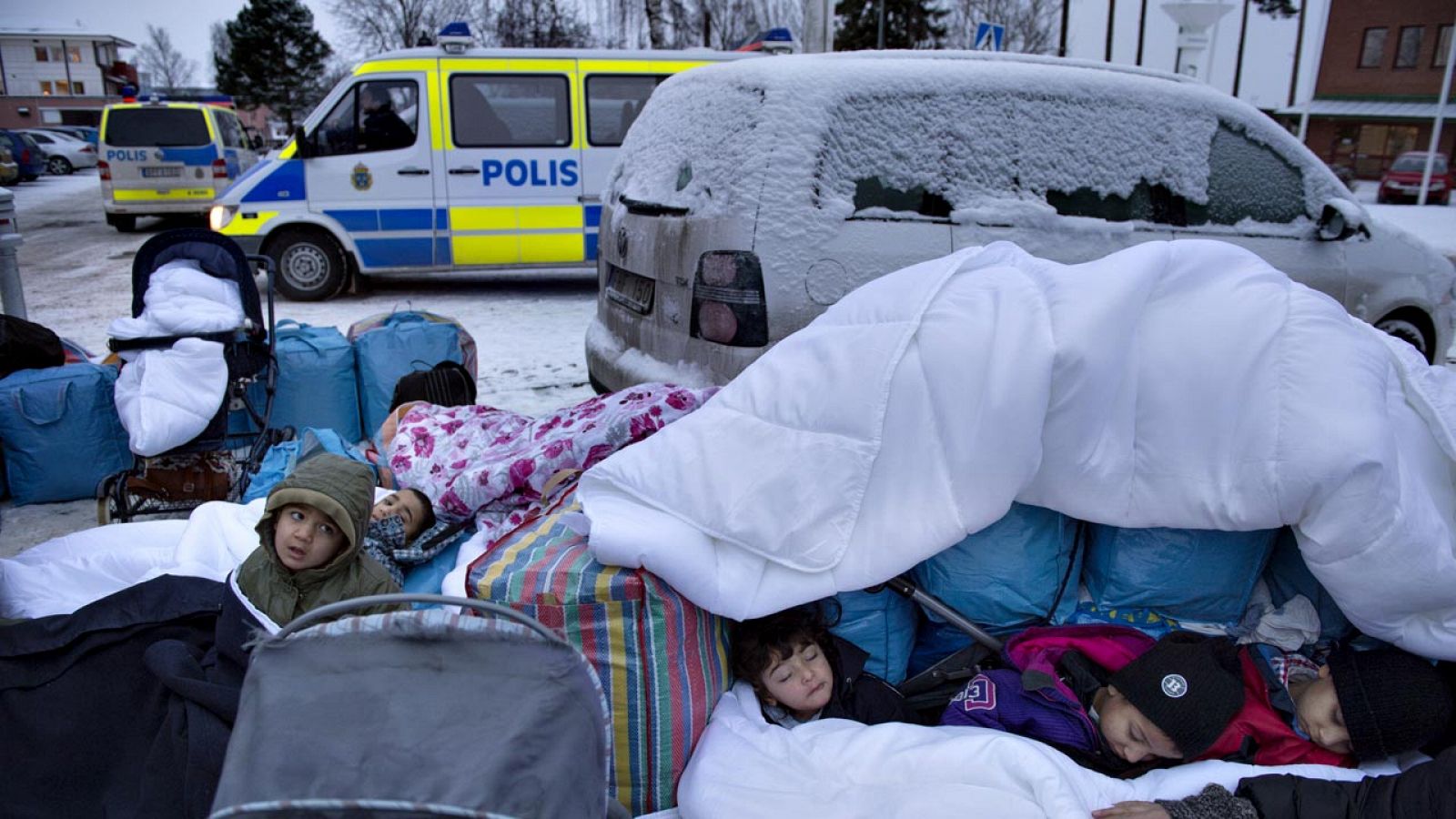 Varios niños sirios pasan la noche ante la Oficina de Migraciones de Suecia en Marsta, a las afueras de Estocolmo, el pasado 8 de enero
