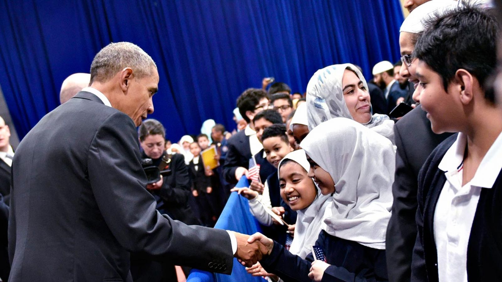 Obama saluda a varios niños tras su discurso en una mezquita en Baltimore