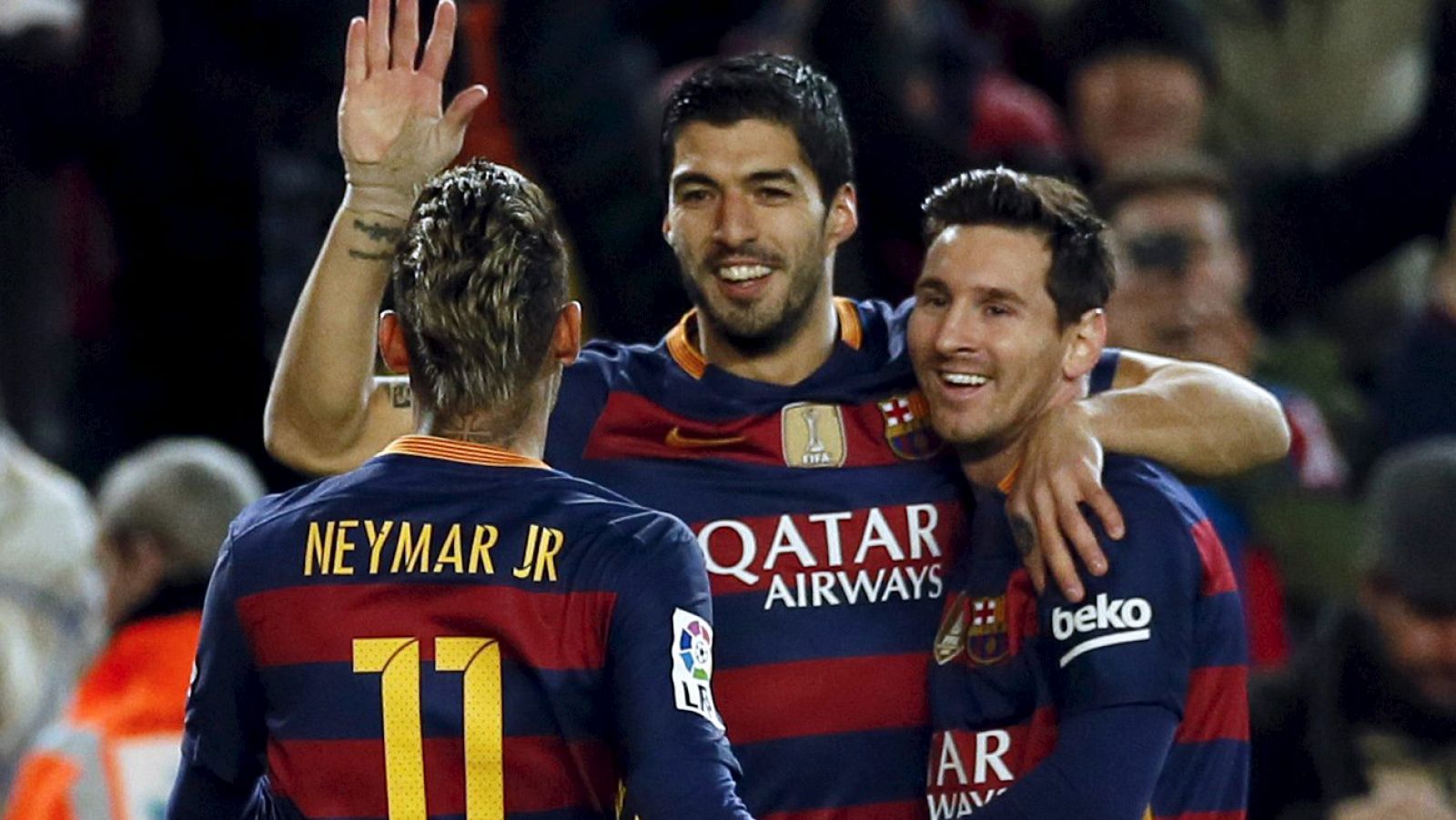 Luis Suárez celebra uno de sus goles con Messi y Neymar