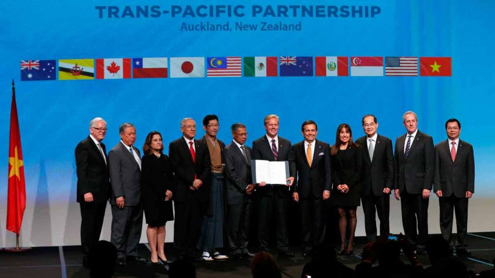 El primer ministro de Nueva Zelanda, John Key junto a representantes de los 11 países que forman parte del Tratado de Asociación Transpacífico.