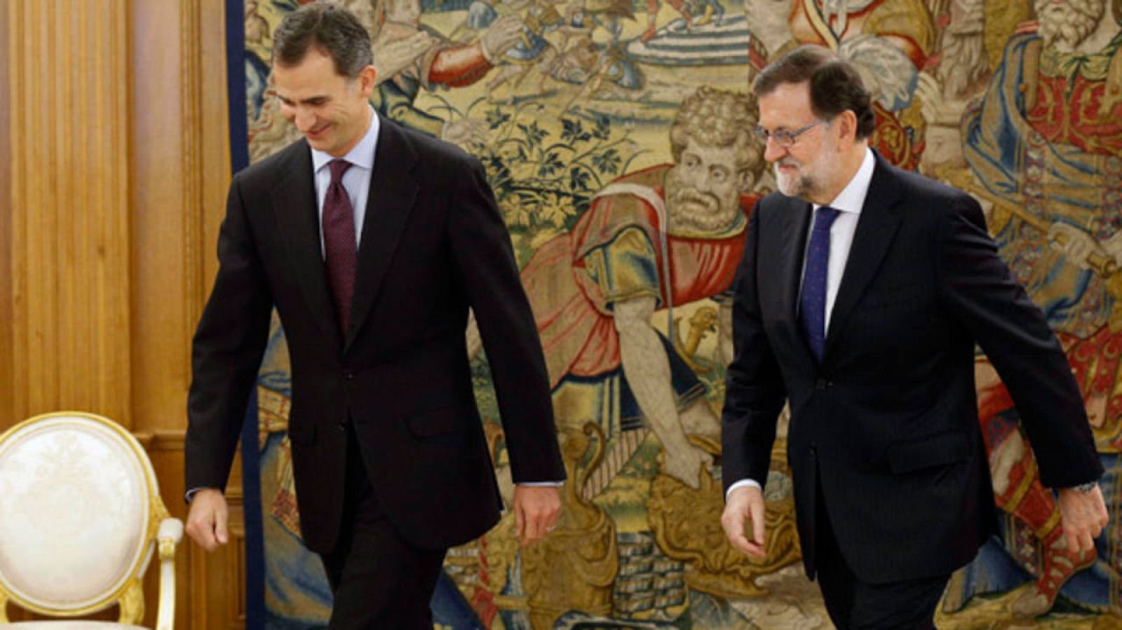 El rey Felipe VI, junto al líder del PP, Mariano Rajoy, en la segunda ronda de consultas para la designación de candidato a la Presidencia del Gobierno.