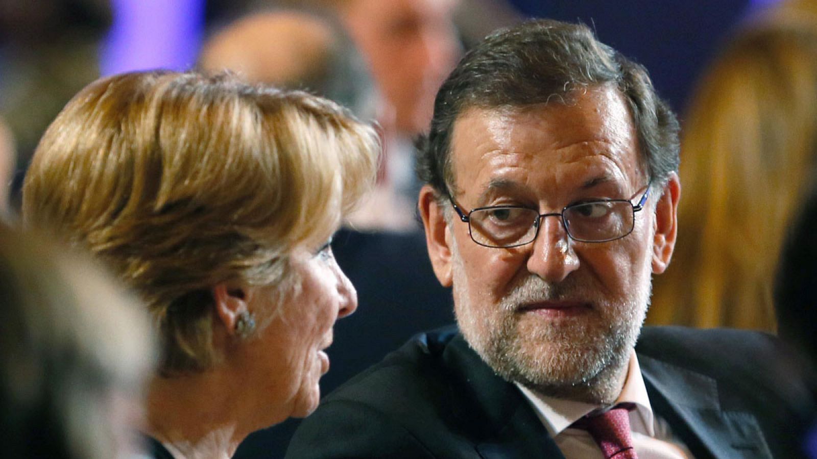 Mariano Rajoy conversa con Esperanza Aguirre en un acto electoral
