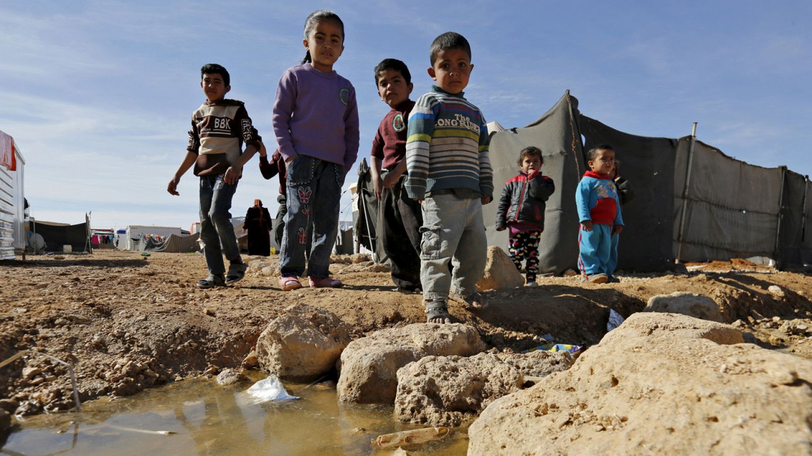 Niños sirios refugiados juegan en el campo de Al Zaatari, en la ciudad jordana de Mafraq