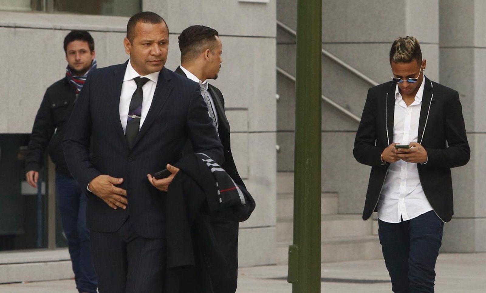 Neymar y su padre en una imagen a la entrada de la AN, donde declararon el pasado martes.