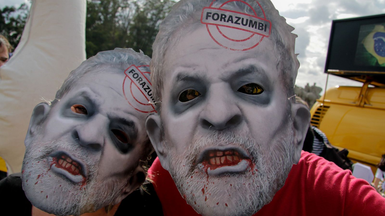 Opositores del gobierno de Rousseff participan con máscaras del expresidente Lula en un carnaval anticipado por las calles de Sao Paulo