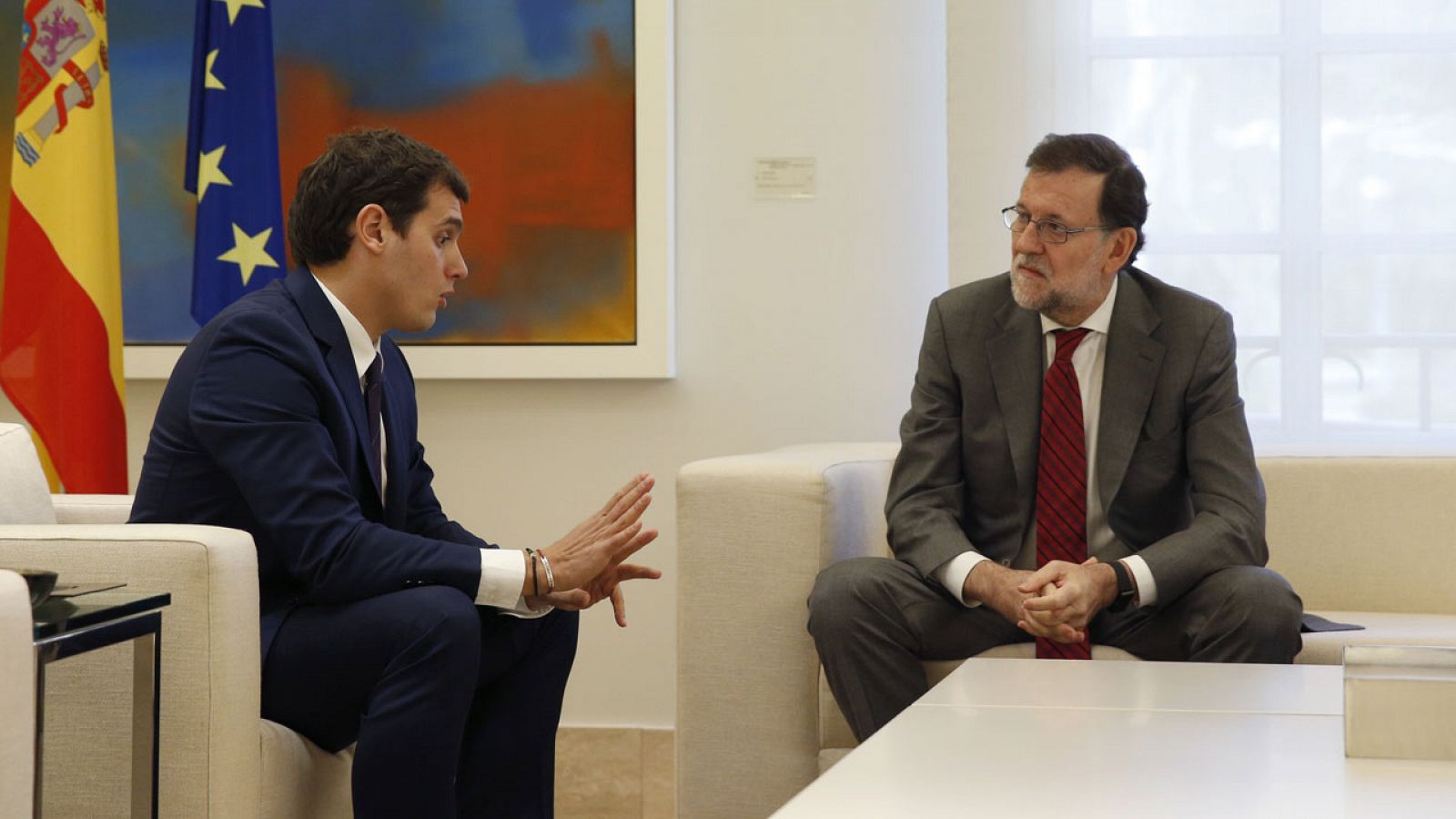 Imagen de archivo del líder de Ciudadanos, Albert Rivera, con el presidente en funciones, Mariano Rajoy.