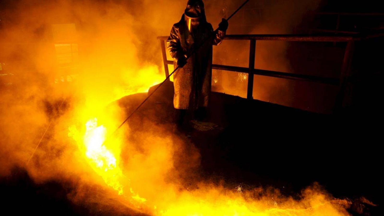 Un trabajador en una colada de acero de la planta de ArcelorMittal en Zenica