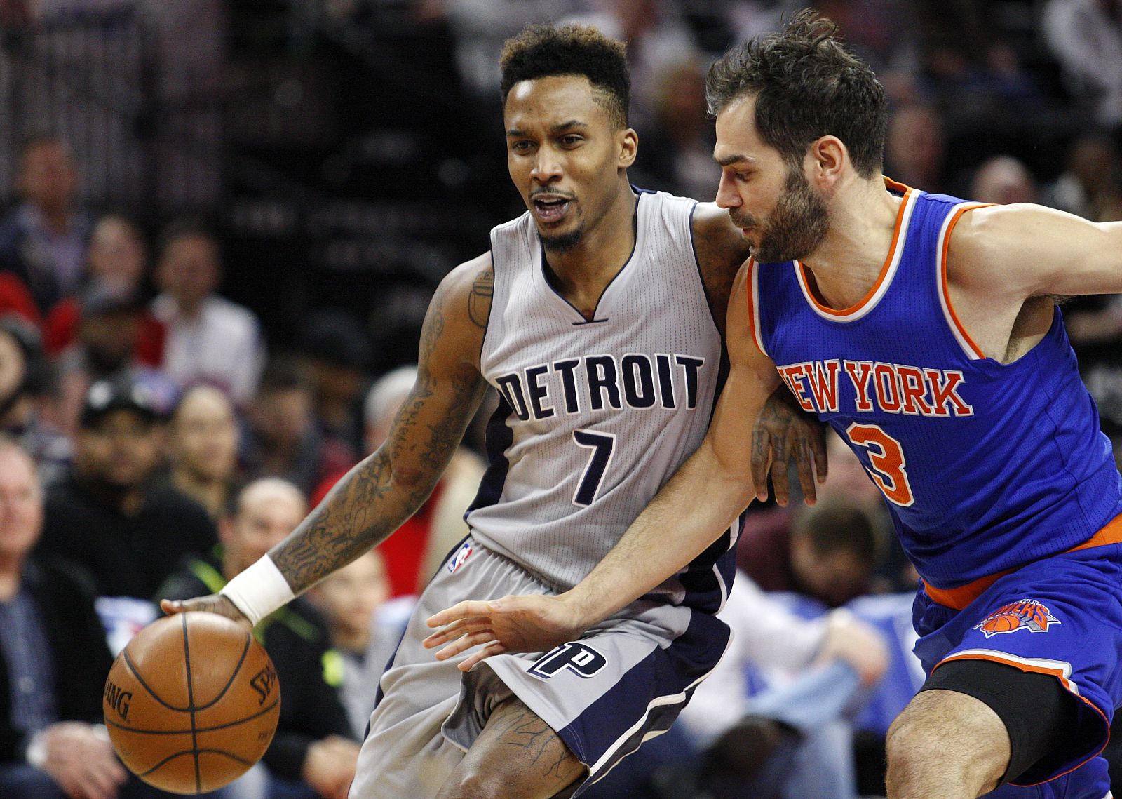 Brandon Jennings trata de superar a José Calderón durante el partido.