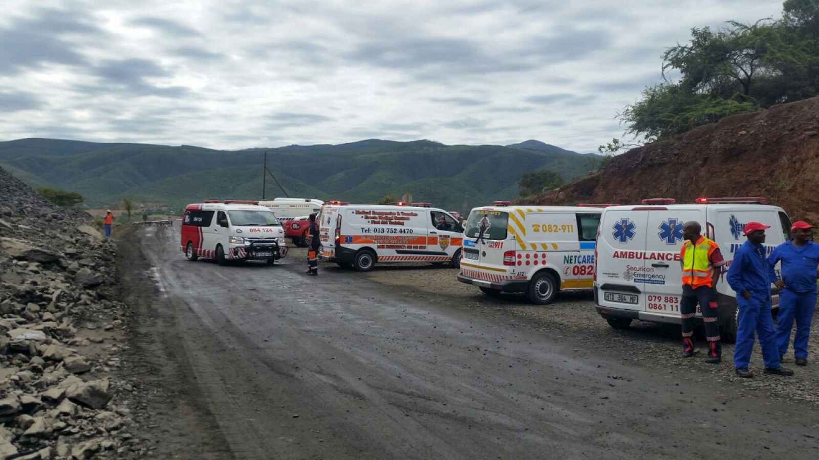 Vehículos de rescate y sanitarios junto a la mina siniestrada Lily, cerca de Barberton en Sudáfrica