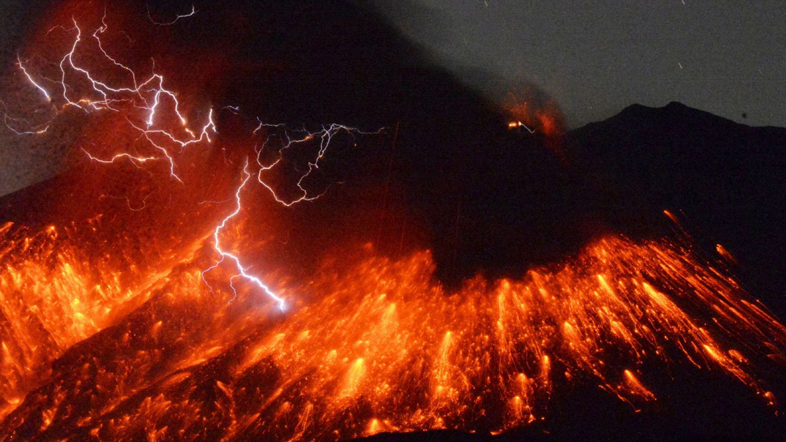 El volcán Sakurajima, en plena erupción, emitiendo lava al exterior