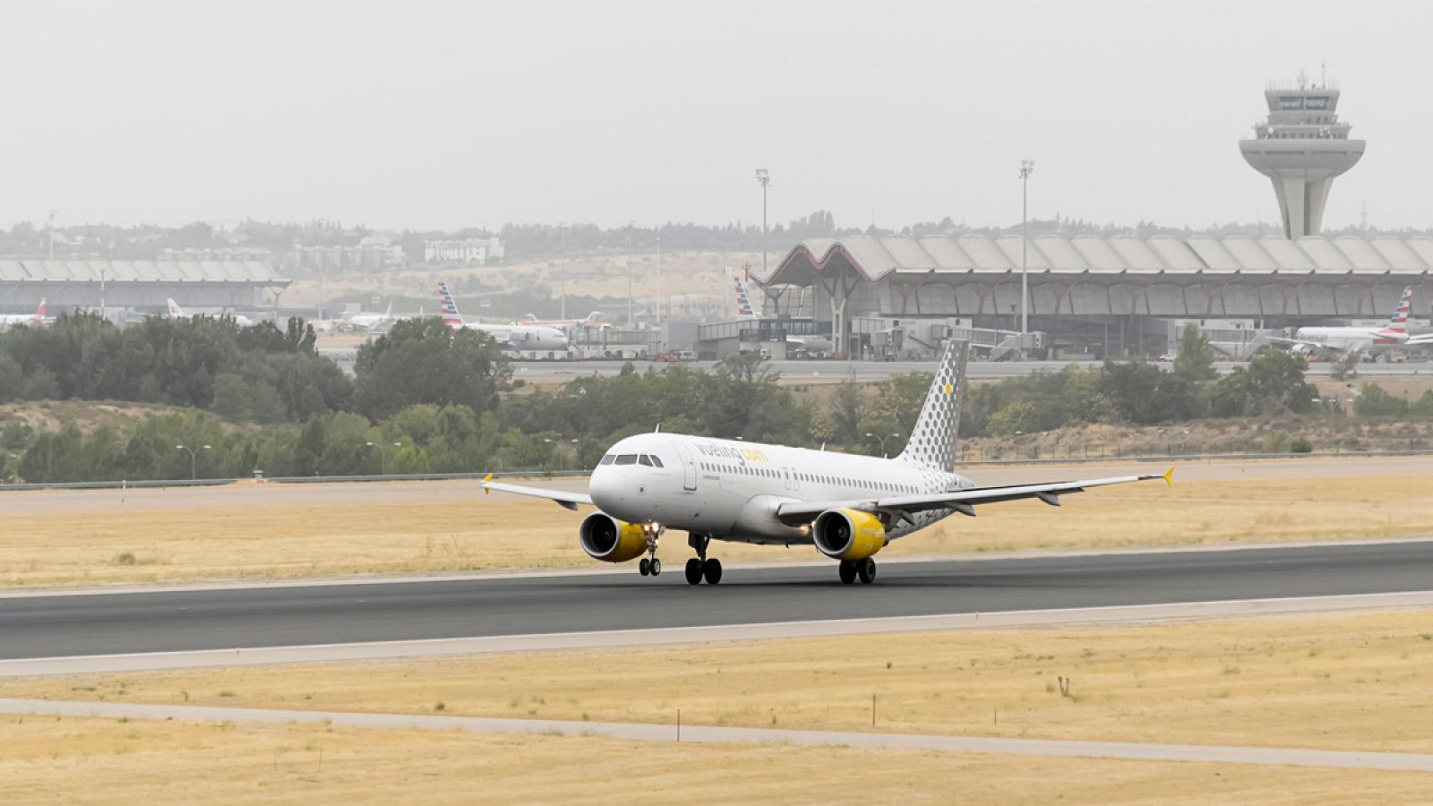 Un Airbus A320 de la aerolínea Vueling en el momento de su despegue en el Aeropuerto Adolfo Suárez Madrid-Barajas