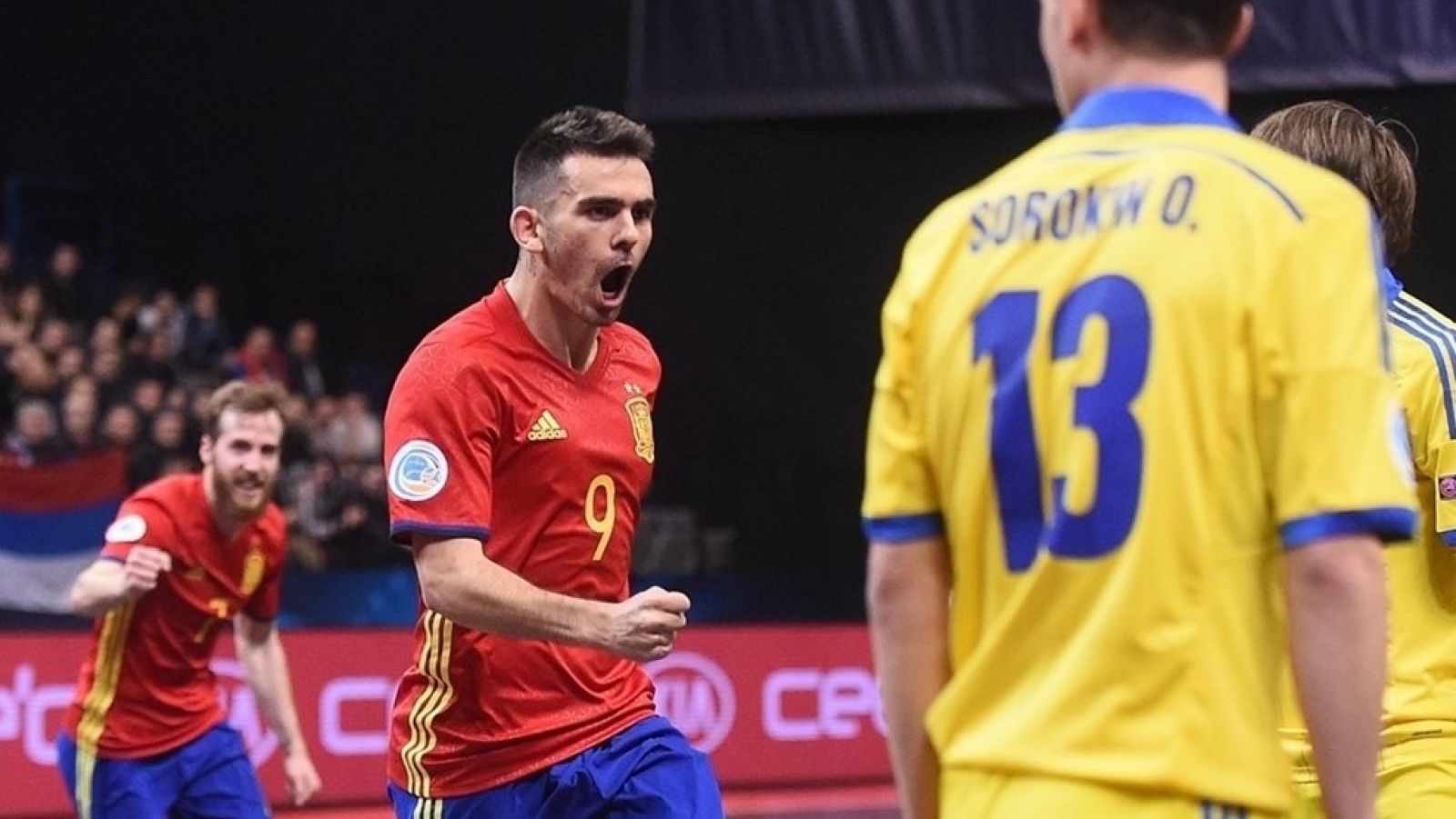 Álex celebra uno de sus dos goles ante Ucrania.