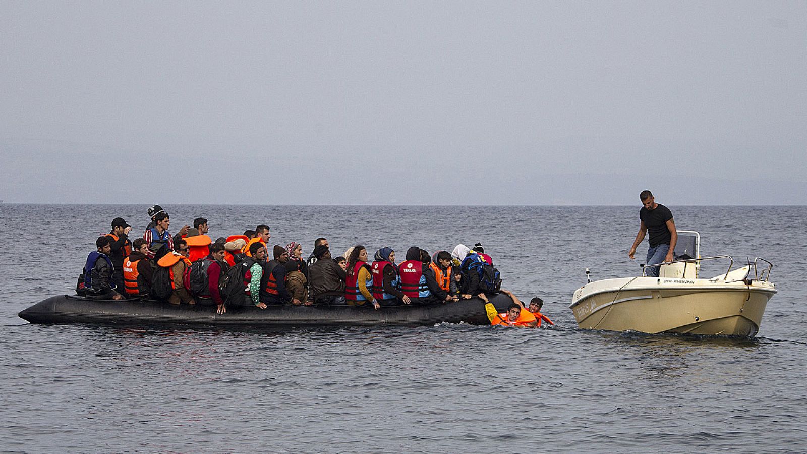 Un pescador griego ayuda a refugiados sirios a llegar a la isla de Lesbos.