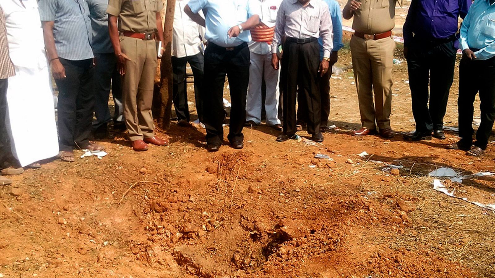 Autoridades indias inspeccionan el lugar donde cayó el presunto meteorito que mató a un hombre e hirió a otras tres personas