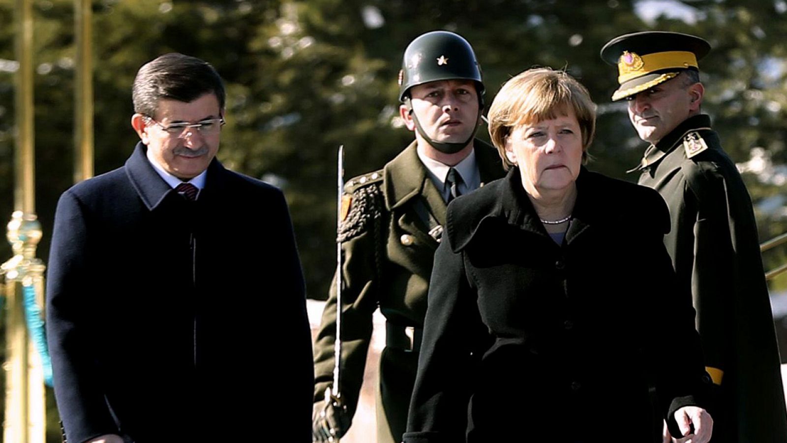 El primer ministro turco Ahmet Davutoglu y la canciller alemana Ángela Merkel reciben honores militares en Ankara