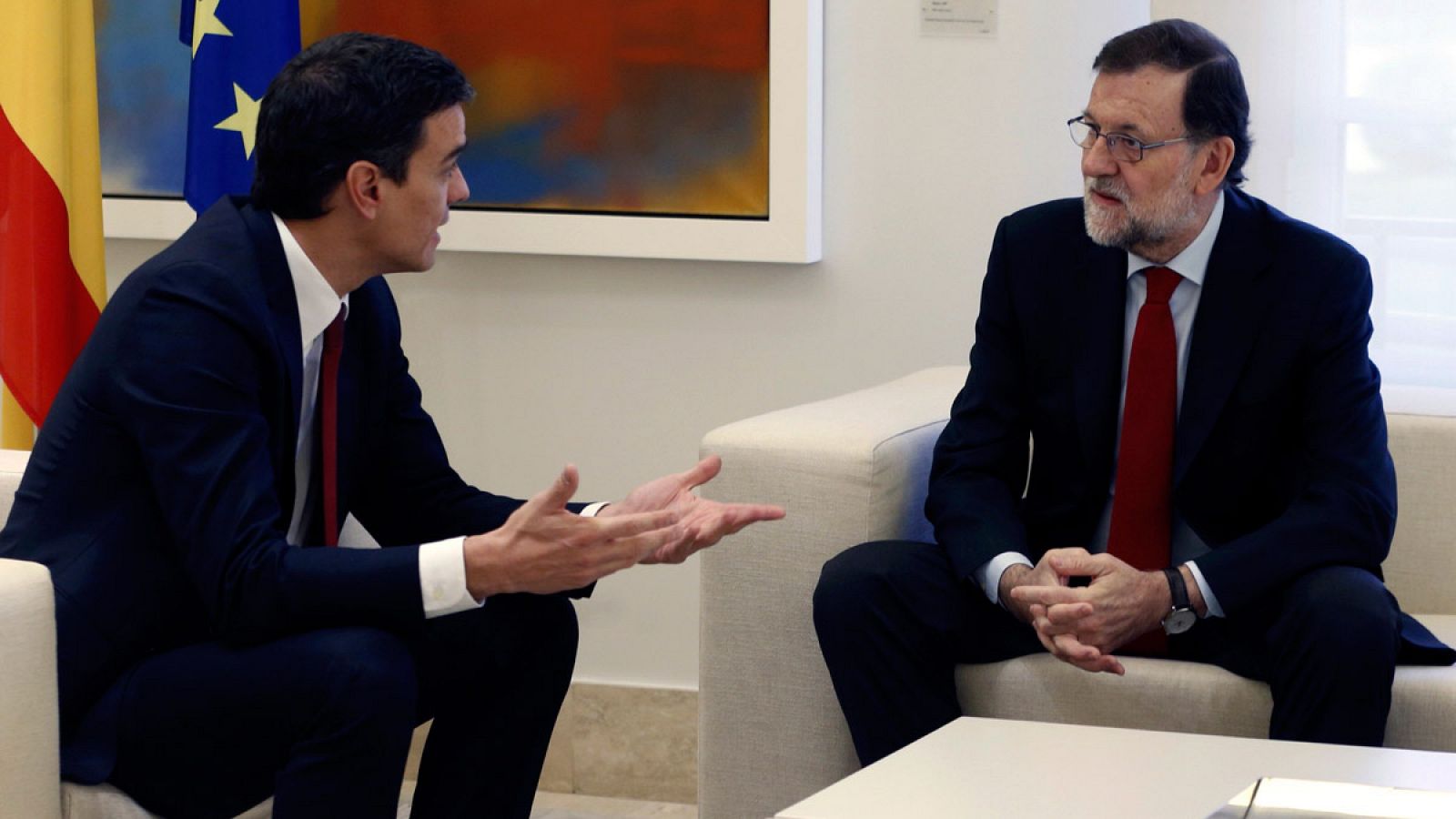 Mariano Rajoy y Pedro Sánchez, en su última reunión, en la Moncloa, tras las elecciones generales