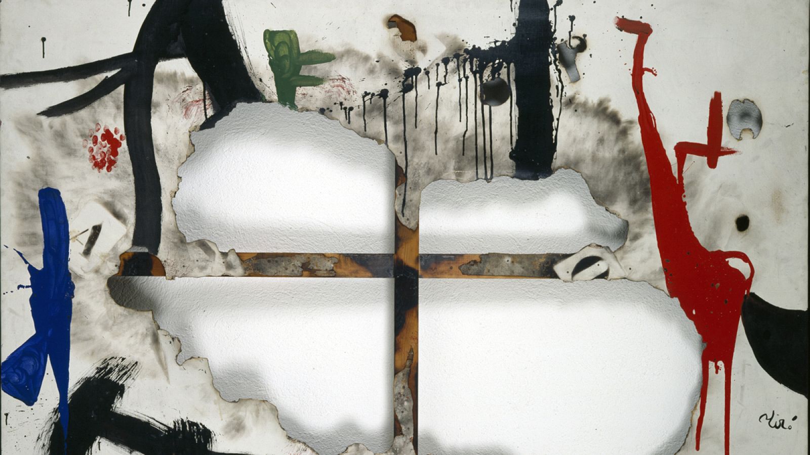 Acrílico sobre tela, posteriormente rasgada y quemada 130 x 195 cm. Fundació Joan Miró.