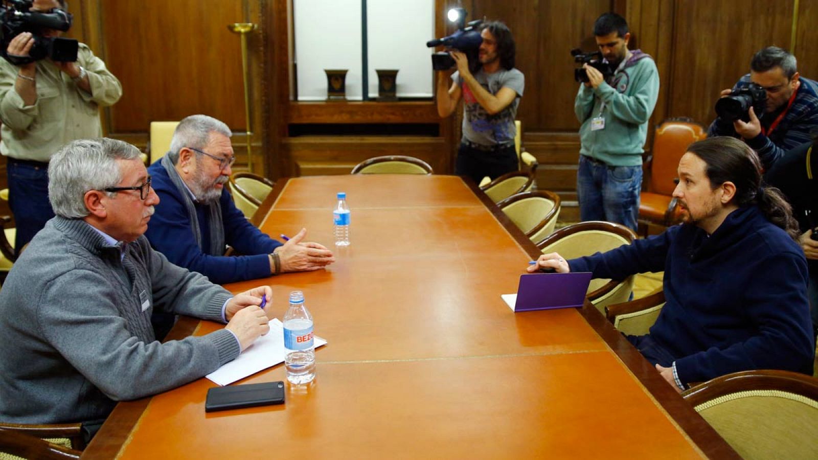 El secretario general de Podemos, Pablo Iglesias, y los secretarios generales de CC.OO. y UGT, Ignacio Fernández Toxo y Cándido Méndez, durante la reunión mantenida en el Congreso de los Diputados.