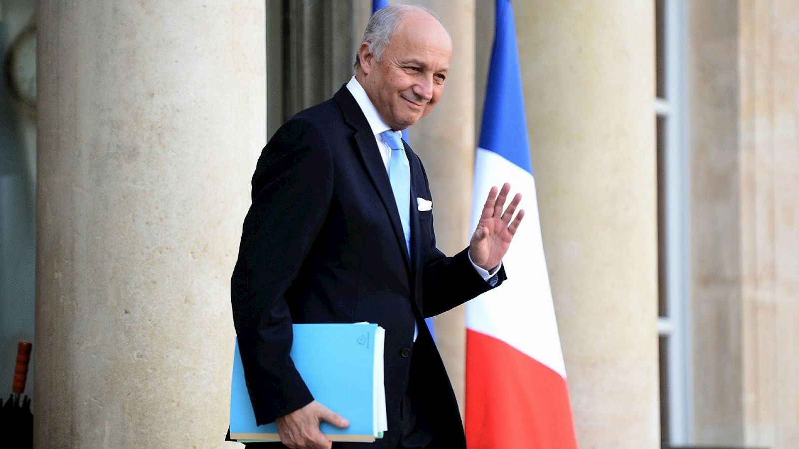 El ministro de Exteriores francés, Laurent Fabius, abandona el Palacio del Elíseo, en París, el 10 de febrero de 2016. AFP PHOTO / STEPHANE DE SAKUTIN