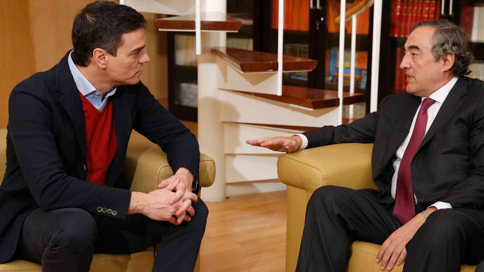 El líder del PSOE, Pedro Sánchez, habla con el de la patronal, Juan Rosell