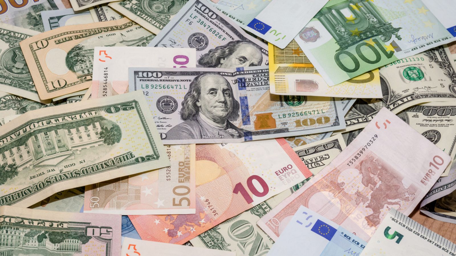 Dólares y euros en billetes de distintas denominaciones