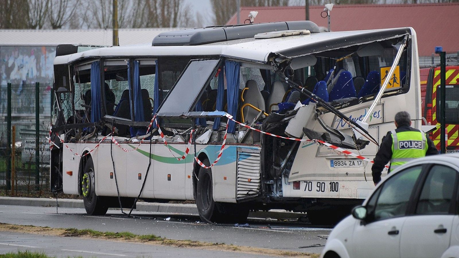 Policías junto al minibús escolar accidentado cerca de Rochefort, Francia, el 11 de febrero de 2016. AFP / XAVIER LEOTY