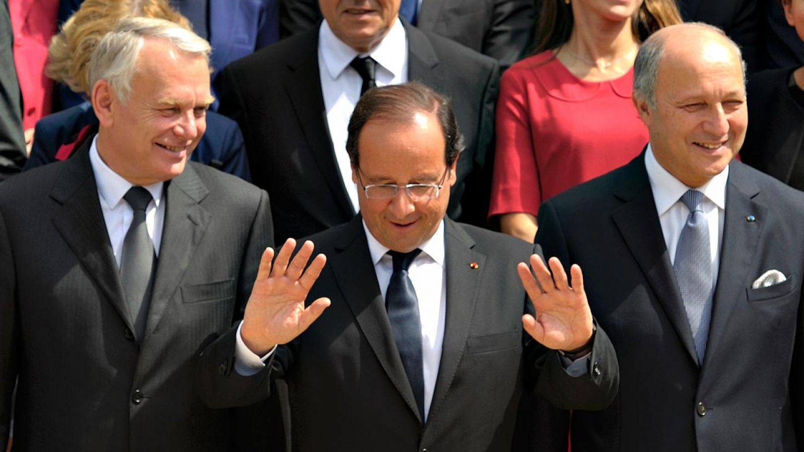 El presidente francés, François Hollande, entre Jean-Marc Ayrault (a la izquierda), nuevo ministro de Exteriores, y su predecesor en el cargo, Laurent Fabius (a la derecha)