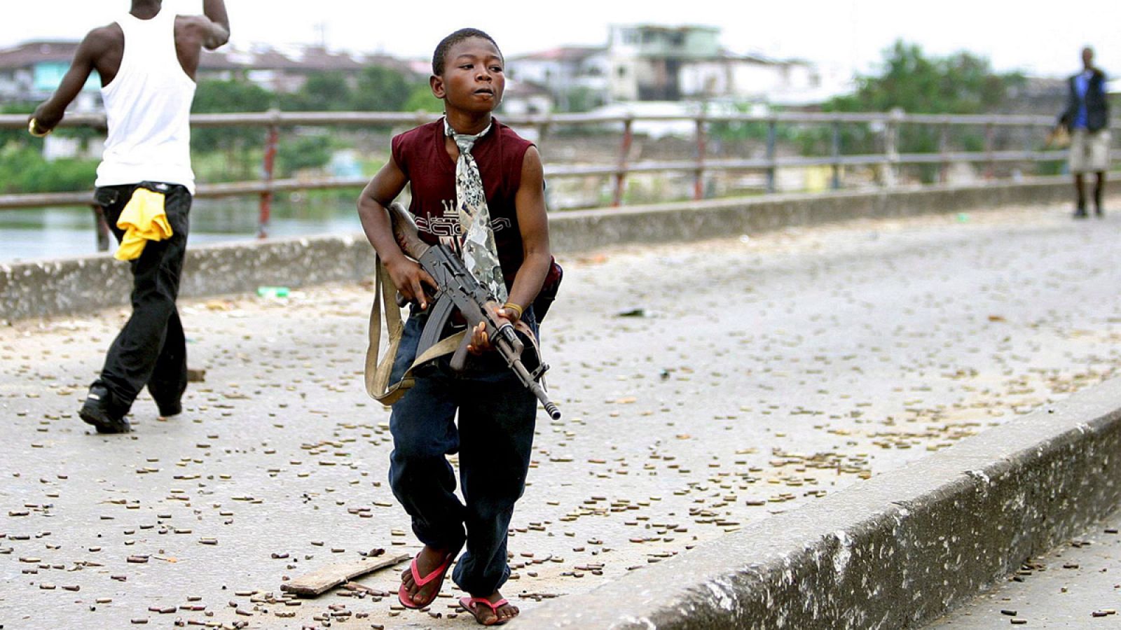 Imagen de archivo de 2003 de un niño soldado enrolado en las fuerzas de Taylor durante la guerra civil en Monrovia, Liberia