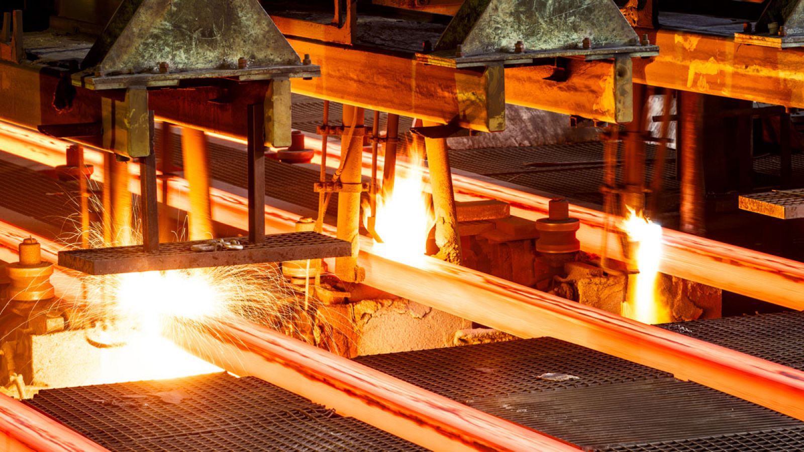 Una siderúrgica china produce vigas de acero