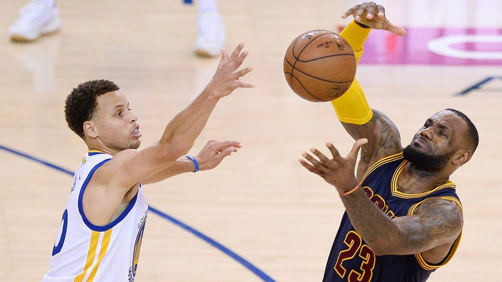 Stephen Curry y LeBron James disputan un bal&oacute;n durante las pasadas finales de la NBA.