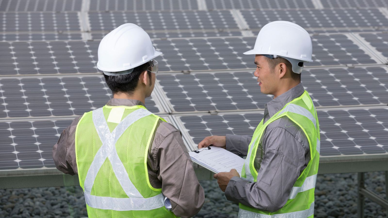 Dos ingenieros trabajando en un parque solar