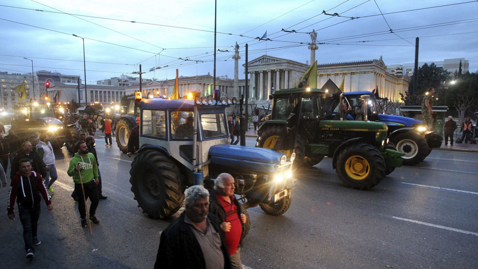 Ganaderos y agricultores circulan con sus tractores durante una protesta en Atenas