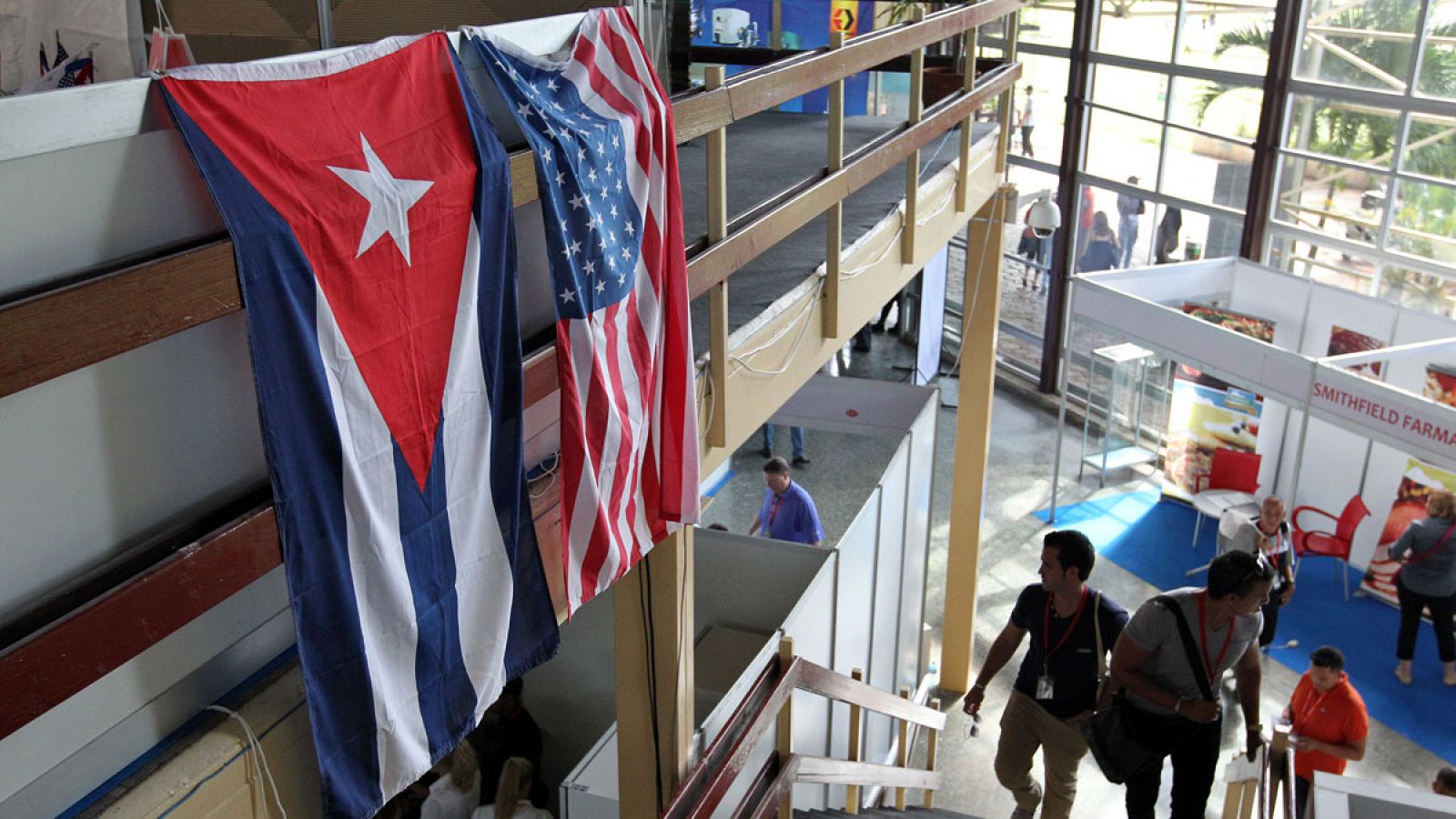 La bandera de EE.UU. y la de Cuba juntas en la Feria Internacional de La Habana del pasado mes de noviembre.
