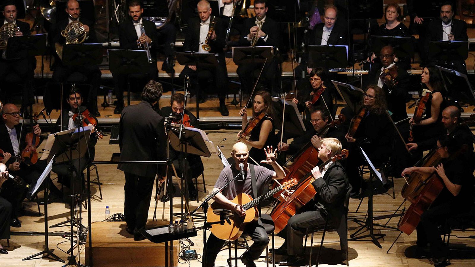 Celtas Cortos junto a la Orquesta Sinfónica del Principado de Asturias durante el concierto en Oviedo