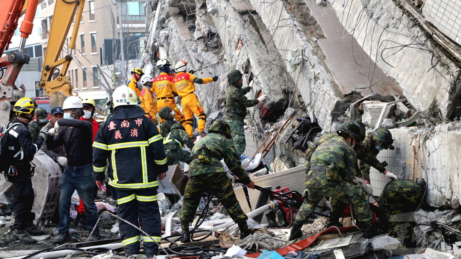 Las máquinas trabajan levantando los escombros de uno de los edificios más afectados por el terremoto de Taiwán