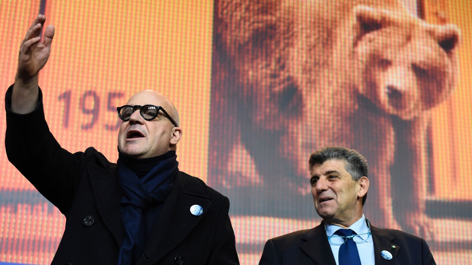 El director italiano Gianfranco Rosi y el actor Pietro Bartolo en la rueda de prensa de la película 'Fuocoammare', presentada en la Berlinale