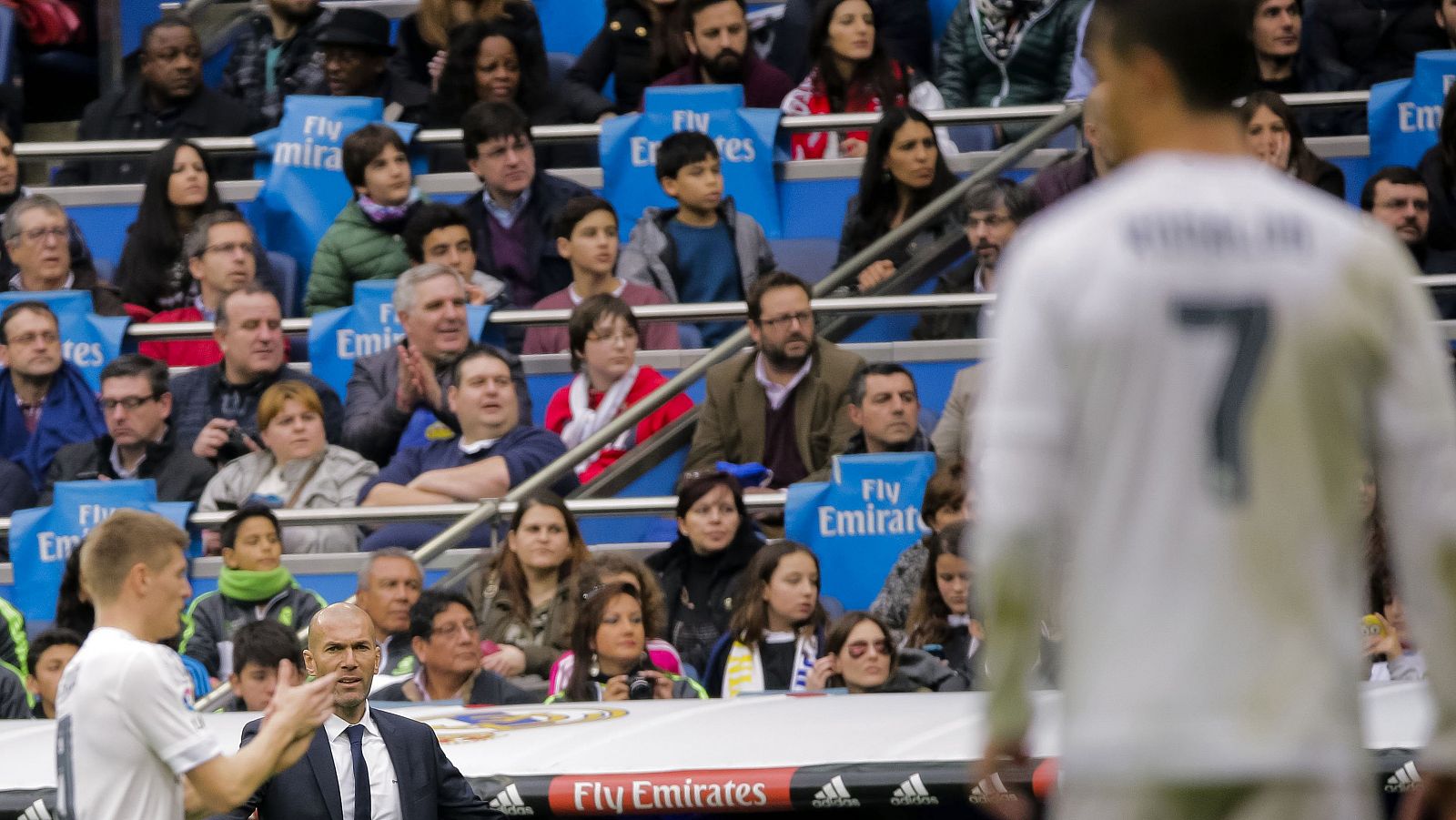 Imagen del Madrid-Athletic, con la grada del Bernabéu de fondo