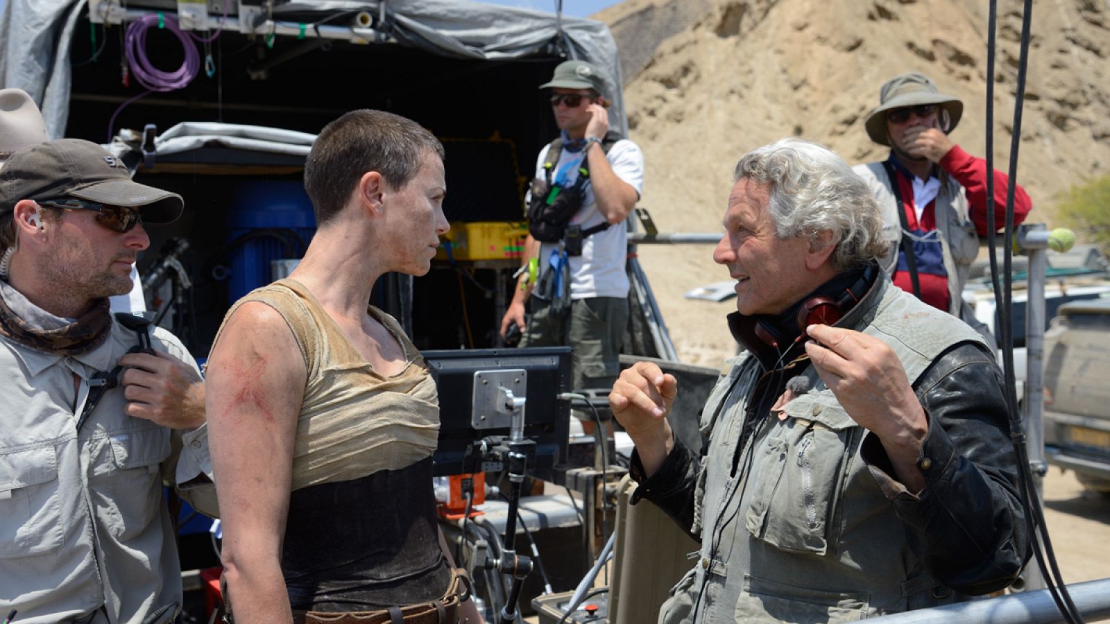 George Miller conversa con Charlize Theron en el rodaje de 'Mad Max: furia en la carretera'.