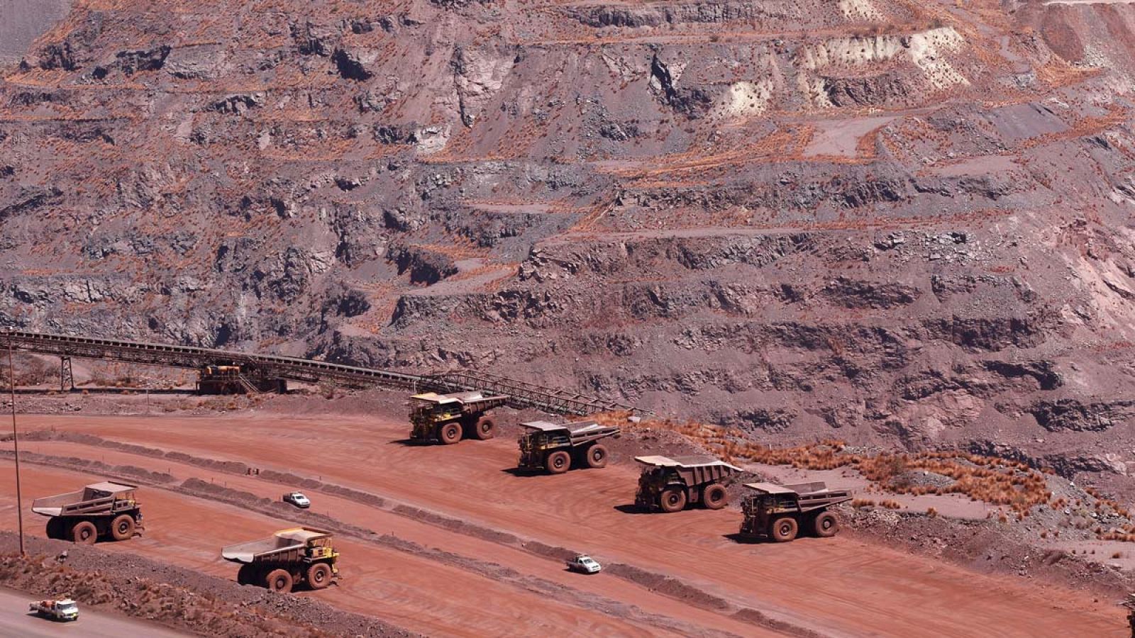 Varios camiones en una mina de hierro de Anglo American en Sudáfrica