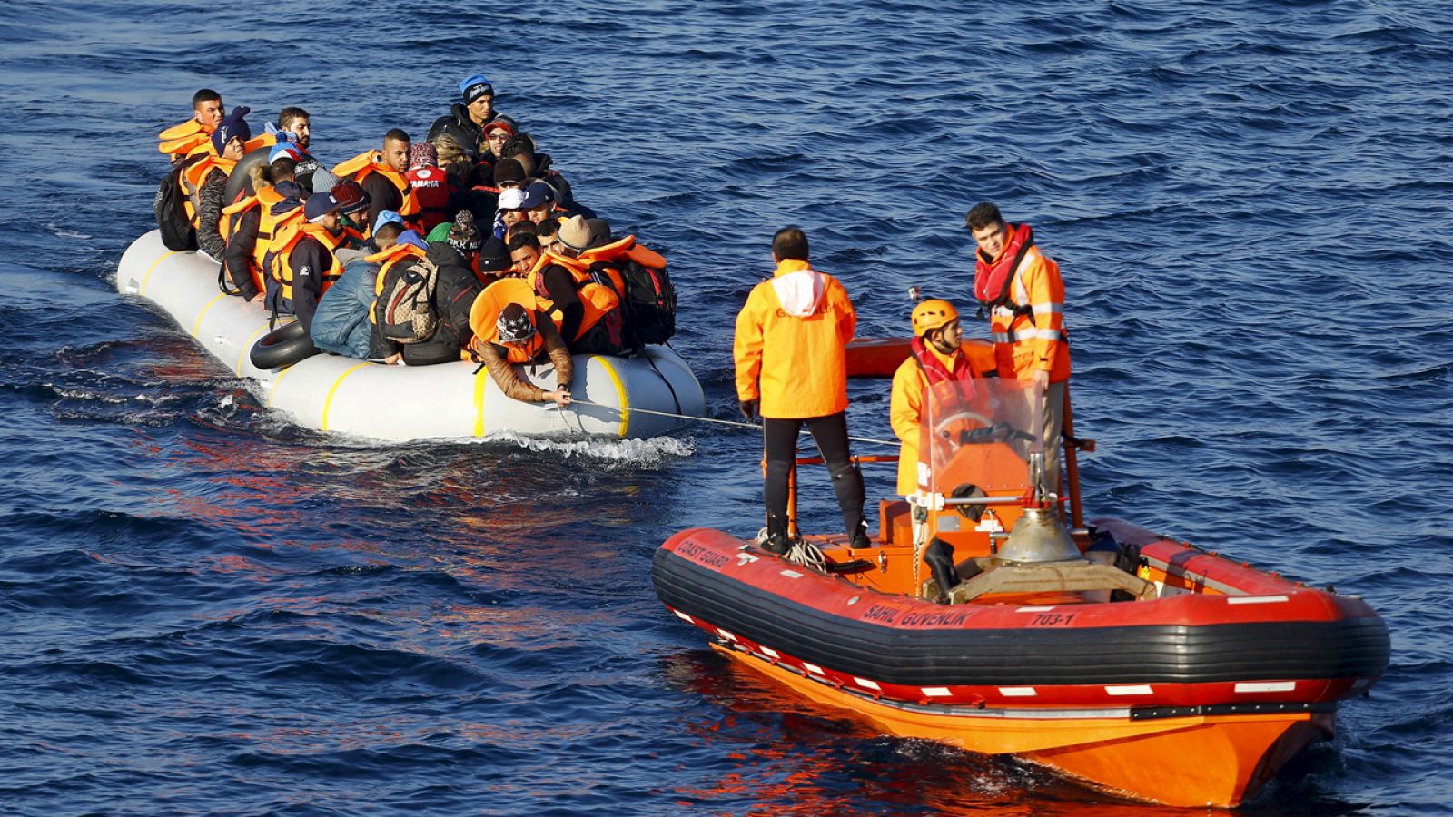 La guardia costera turca remolca hacia Turqía una embarcación con migrantes que intentaban cruzar el Egeo hacia la isla de Lesbos