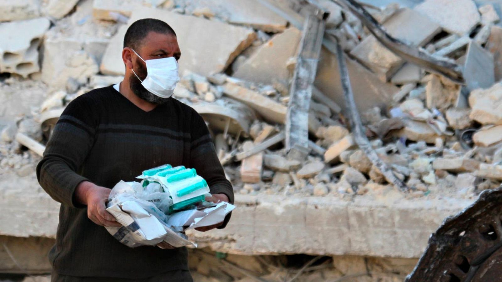 Un hombre recoge material médico tras el bombardeo de un hospital en la provincia siria de Idlib