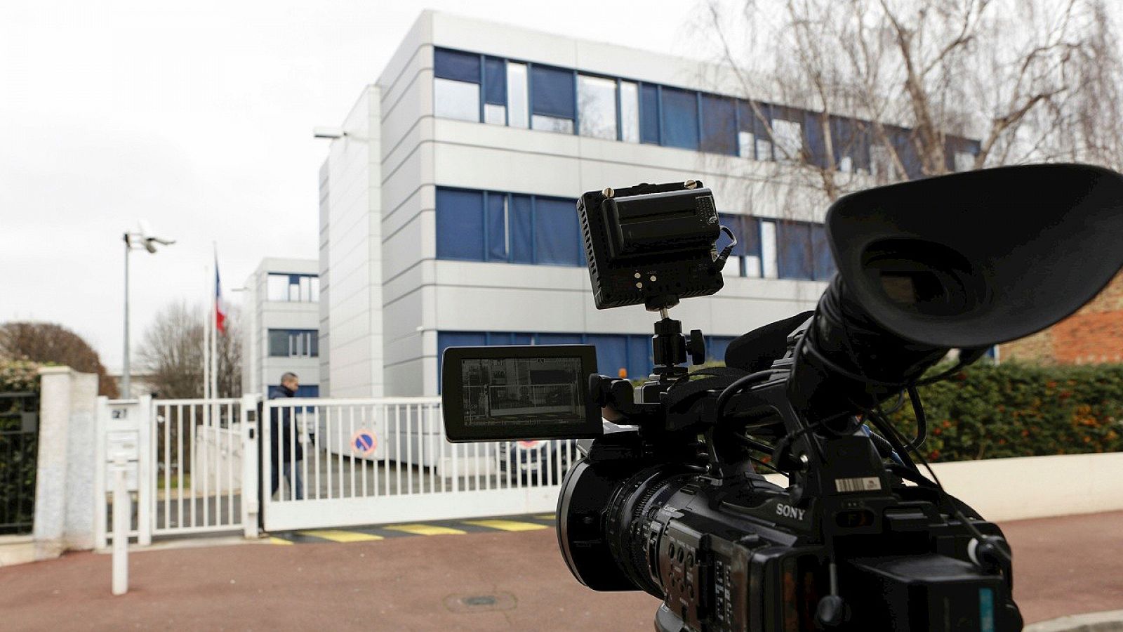 Cámaras de la televisión francesa frente a la sede del Frente Nacional en Nanterre, París, el 17 de febrero de 2016. AFP / Geoffroy Van der Hasselt