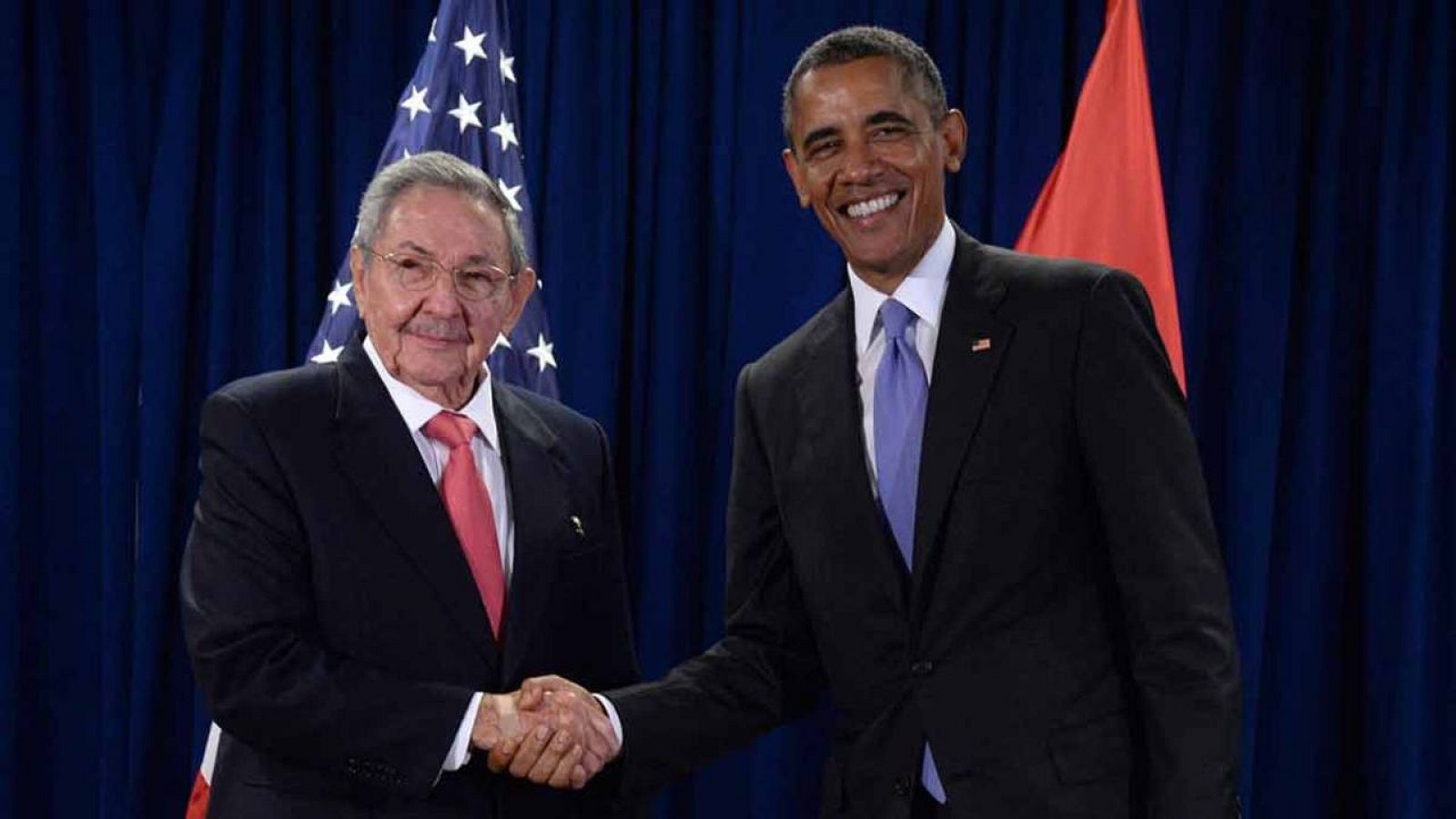 El presidente de Estados Unidos, Barack Obama con su homólogo cubano, Raúl Castro, en la sede de las Naciones Unidas en Nueva York el pasado septiembre.