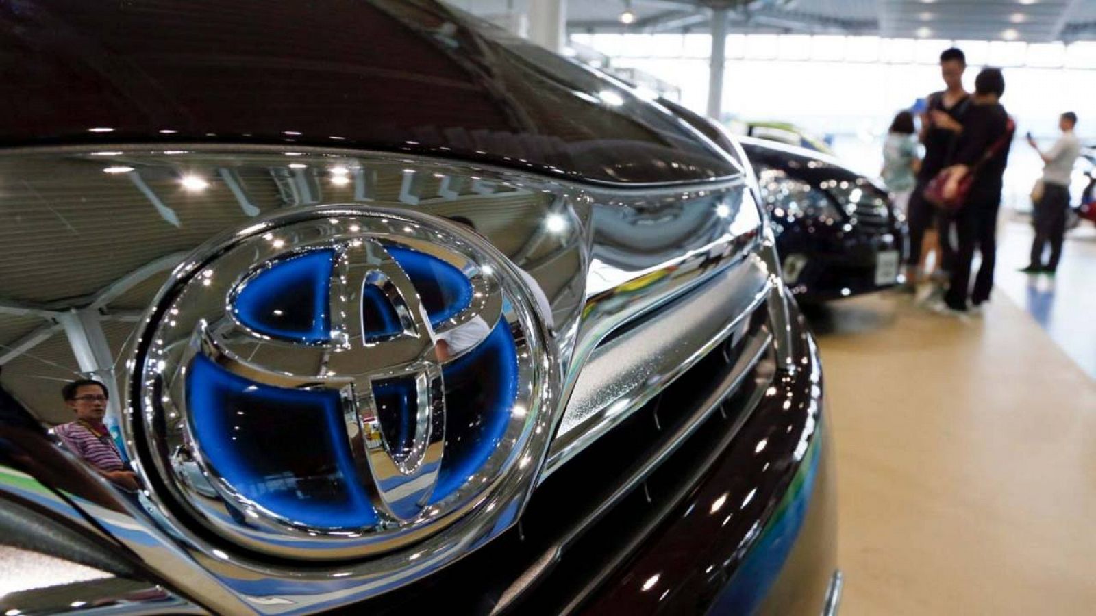 Vehículos Toyota expuestos en un concesionario