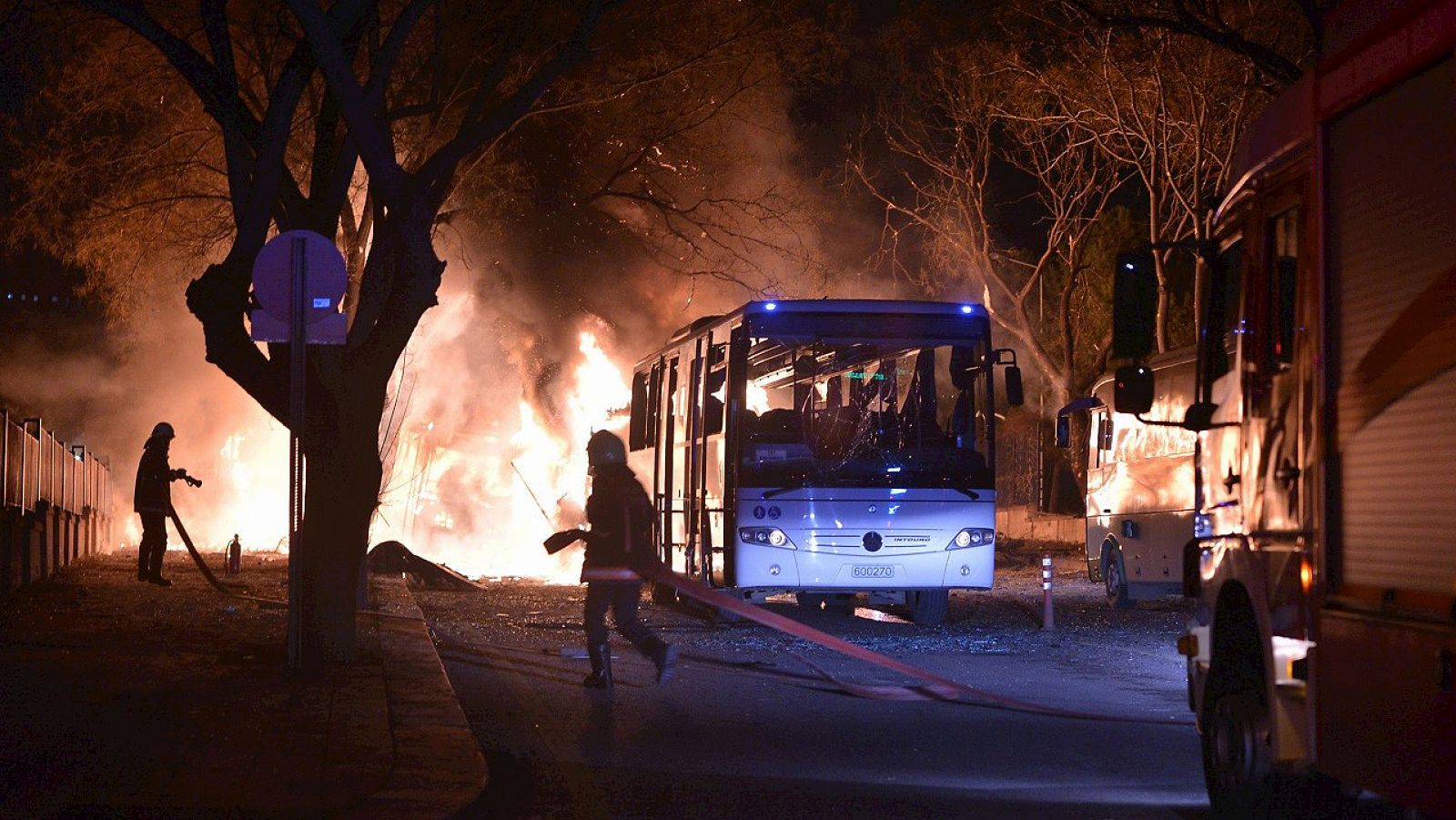Bomberos extinguen las llamas tras el atentado de Ankara que se ha cobrado la vida de 28 personas, el 17 de febrero de 2016. AFP