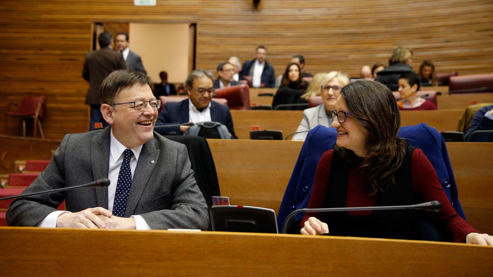 El president de la Generalitat Valenciana, Ximo Puig, junto a la vicepresidenta Monica Oltra, en el pleno de las Cortes Valencianas