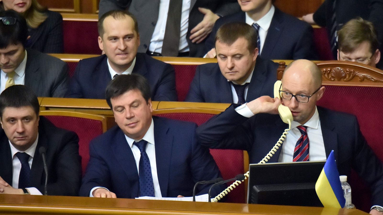 El primer ministro uncraniano Arseni Yatseniuk habla por teléfono durante el debate anual en el parlamento en Kiev