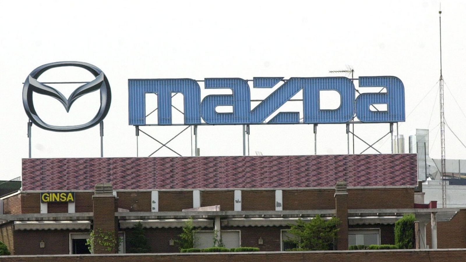 El logotipo de Mazda en una azotea de Madrid