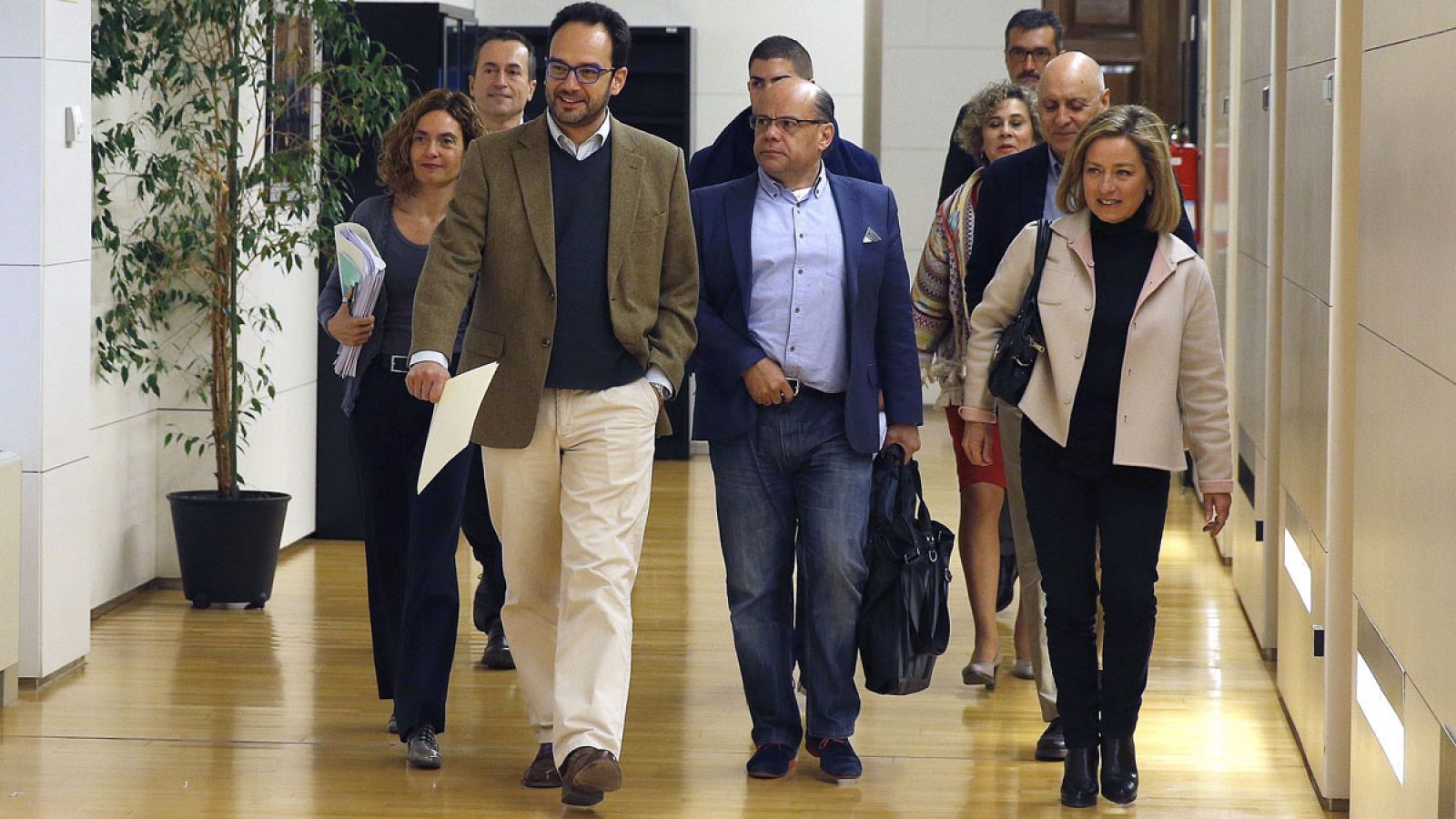 Los portavoces parlamentarios del PSOE, Antonio Hernando, y Coalición Canaria, Ana Oramas